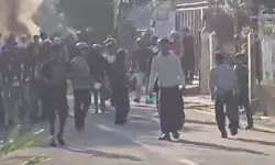 Kericuhan warga meluas sampai ke Jalan Raya Otista Jaktim