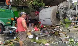 31 Agustus 2022: Kecelakaan truk di Bekasi, delapan orang tewas 31 Agustus 2022: Kecelakaan truk di Bekasi, delapan orang tewas