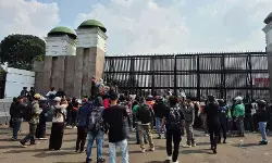 Massa kembali berdatangan ke depan Gedung DPR Massa kembali berdatangan ke depan Gedung DPR