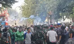 Aparat bubarkan demonstran di depan Mako Brimob dengan gas air mata