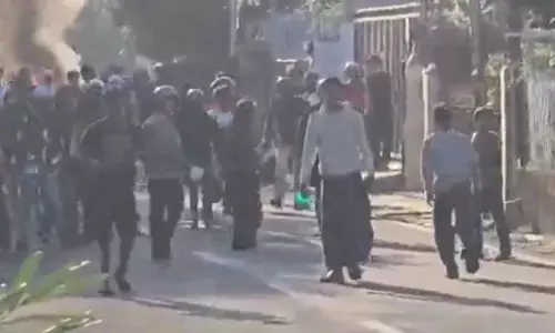 Kericuhan warga meluas sampai ke Jalan Raya Otista Jaktim Kericuhan warga meluas sampai ke Jalan Raya Otista Jaktim