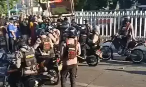 Anggota Satlantas Jaktim sempat diculik masa pendemo di Otista Anggota Satlantas Jaktim sempat diculik masa pendemo di Otista