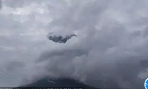 Gunung Lewotobi Laki-Laki kembali erupsi pada Jumat siang Gunung Lewotobi Laki-Laki kembali erupsi pada Jumat siang