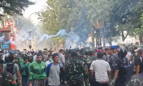 Aparat bubarkan demonstran di depan Mako Brimob dengan gas air mata Aparat bubarkan demonstran di depan Mako Brimob dengan gas air mata