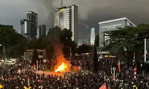 Massa di Polda Metro Jaya bakar ban dan coba rusak CCTV