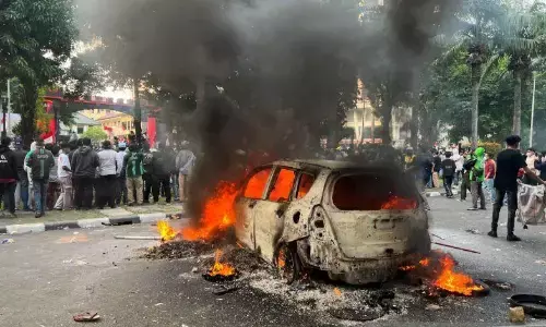 Massa  bakar mobil di depan Mako Brimob Jakpus