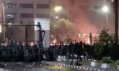 Massa unjuk rasa DPR bertahan hingga malam jebol pagar samping Massa unjuk rasa DPR bertahan hingga malam jebol pagar samping