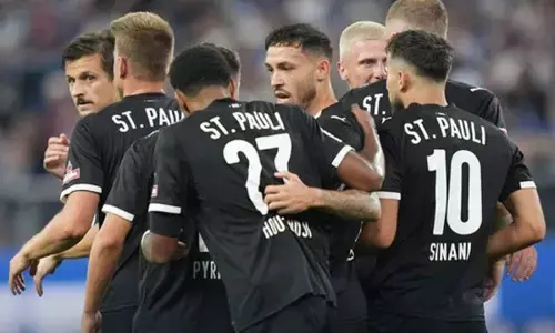 FC St. Pauli amankan kemenangan 2-0 atas 10 pemain Hamburger SV FC St. Pauli amankan kemenangan 2-0 atas 10 pemain Hamburger SV