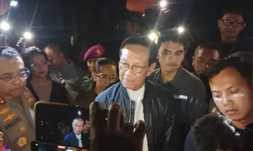 Sultan HB X temui pendemo, ajak berdemokrasi tanpa kekerasan Sultan HB X temui pendemo, ajak berdemokrasi tanpa kekerasan