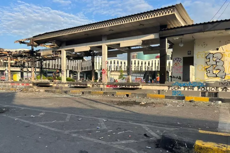 Total tujuh halte Transjakarta dibakar saat demonstrasi Total tujuh halte Transjakarta dibakar saat demonstrasi
