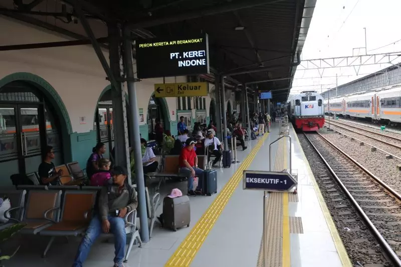 Sebanyak 12 kereta api dari Stasiun Senen berhenti di Jatinegara Sebanyak 12 kereta api dari Stasiun Senen berhenti di Jatinegara