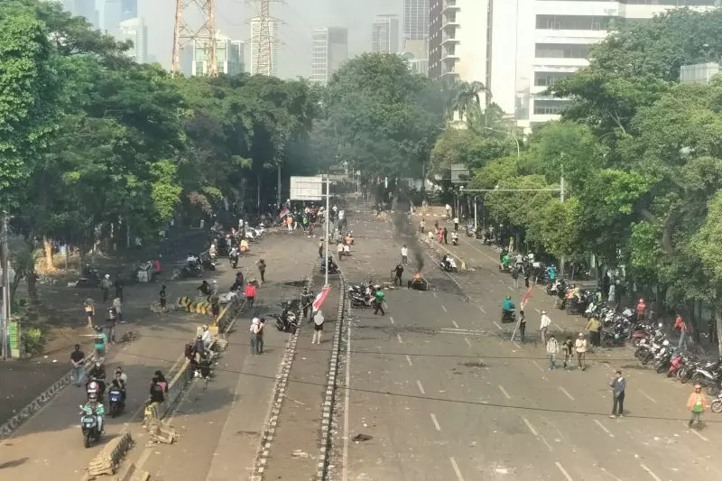 Pagi ini Jalan Kramat Kwitang masih ditutup imbas aksi demonstrasi Pagi ini Jalan Kramat Kwitang masih ditutup imbas aksi demonstrasi