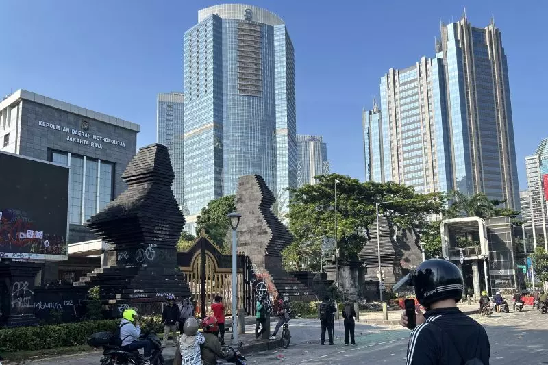 Masyarakat singgah di Polda Metro Jaya abadikan situasi pascademo Masyarakat singgah di Polda Metro Jaya abadikan situasi pascademo