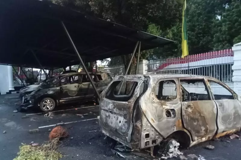 Mobil operasional jurnalis di Jambi turut dibakar massa Mobil operasional jurnalis di Jambi turut dibakar massa