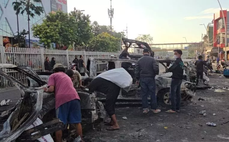 Ratusan massa serang Polres Metro Jaktim, sejumlah kendaraan terbakar Ratusan massa serang Polres Metro Jaktim, sejumlah kendaraan terbakar