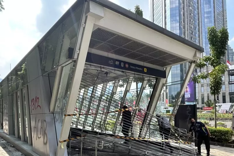 Petugas MRT inspeksi halte Istora Senayan pascademo Petugas MRT inspeksi halte Istora Senayan pascademo