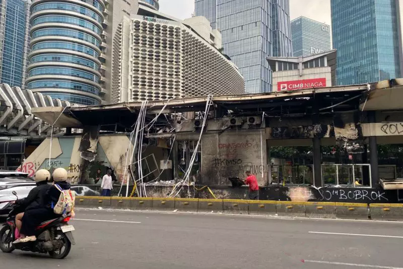 Transjakarta perbaiki halte yang rusak akibat demo pada Senin