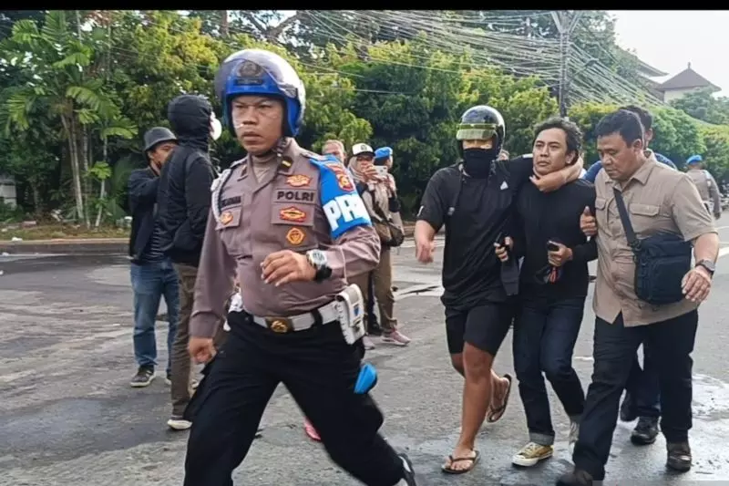 Polda Bali tangkap 22 peserta aksi demonstrasi di Denpasar Polda Bali tangkap 22 peserta aksi demonstrasi di Denpasar