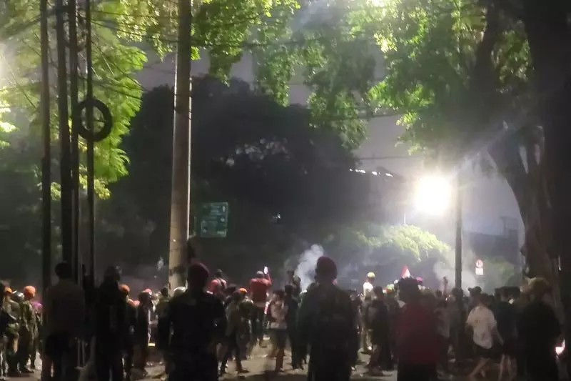 Bentrokan massa aksi kembali pecah di depan Mako Brimob Kwitang Bentrokan massa aksi kembali pecah di depan Mako Brimob Kwitang