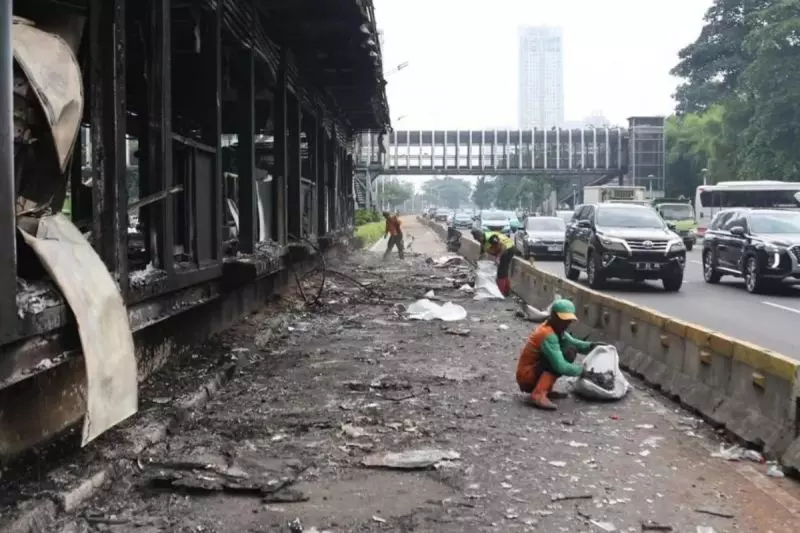 1.150 petugas dikerahkan untuk bersihkan sampah di Jakarta pascademo 1.150 petugas dikerahkan untuk bersihkan sampah di Jakarta pascademo