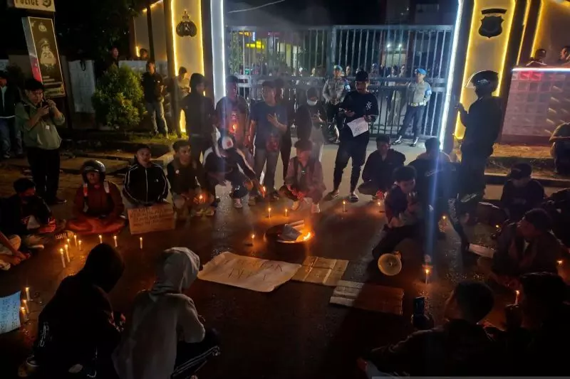 Kapolresta Kupang Kota temui pengunjuk rasa di gerbang Polda NTT Kapolresta Kupang Kota temui pengunjuk rasa di gerbang Polda NTT
