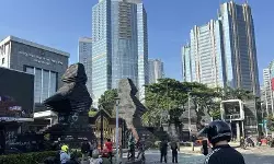 Masyarakat singgah di Polda Metro Jaya abadikan situasi pascademo