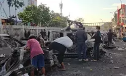 Ratusan massa serang Polres Metro Jaktim, sejumlah kendaraan terbakar Ratusan massa serang Polres Metro Jaktim, sejumlah kendaraan terbakar