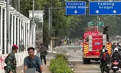 Damkar semprot air ke lingkungan DPR imbas sisa gas air mata