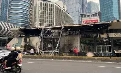 Transjakarta perbaiki halte yang rusak akibat demo pada Senin