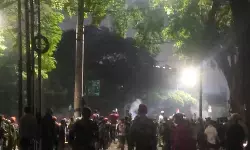 Bentrokan massa aksi kembali pecah di depan Mako Brimob Kwitang Bentrokan massa aksi kembali pecah di depan Mako Brimob Kwitang