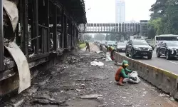 1.150 petugas dikerahkan untuk bersihkan sampah di Jakarta pascademo 1.150 petugas dikerahkan untuk bersihkan sampah di Jakarta pascademo