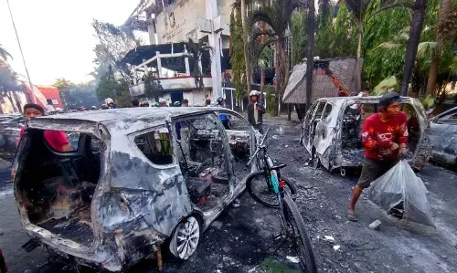 Warga jarah barang kantor DPRD Kota Makassar usai dibakar Warga jarah barang kantor DPRD Kota Makassar usai dibakar