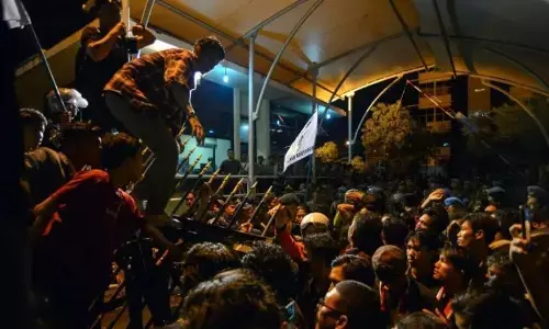 Kapolda Sumbar temui langsung pengunjuk rasa hingga berakhir kondusif Kapolda Sumbar temui langsung pengunjuk rasa hingga berakhir kondusif