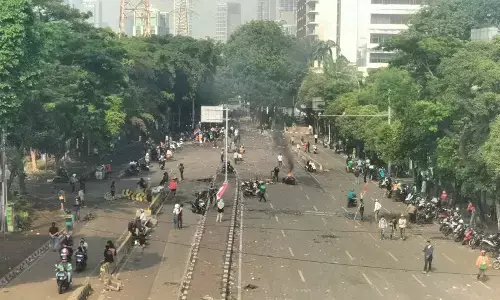 Pagi ini Jalan Kramat Kwitang masih ditutup imbas aksi demonstrasi Pagi ini Jalan Kramat Kwitang masih ditutup imbas aksi demonstrasi