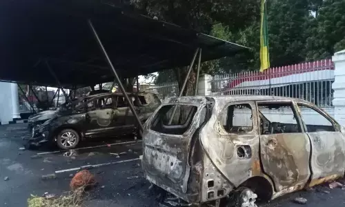Mobil operasional jurnalis di Jambi turut dibakar massa Mobil operasional jurnalis di Jambi turut dibakar massa