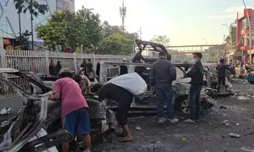 Ratusan massa serang Polres Metro Jaktim, sejumlah kendaraan terbakar Ratusan massa serang Polres Metro Jaktim, sejumlah kendaraan terbakar