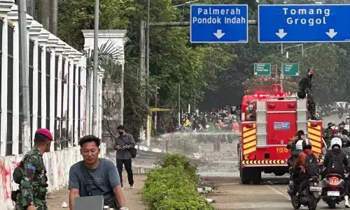 Damkar semprot air ke lingkungan DPR imbas sisa gas air mata Damkar semprot air ke lingkungan DPR imbas sisa gas air mata
