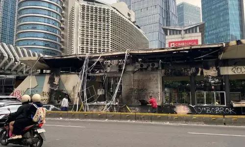 Transjakarta perbaiki halte yang rusak akibat demo pada Senin Transjakarta perbaiki halte yang rusak akibat demo pada Senin