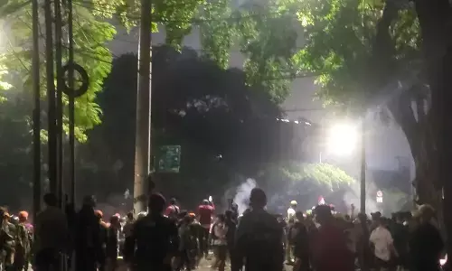 Bentrokan massa aksi kembali pecah di depan Mako Brimob Kwitang Bentrokan massa aksi kembali pecah di depan Mako Brimob Kwitang