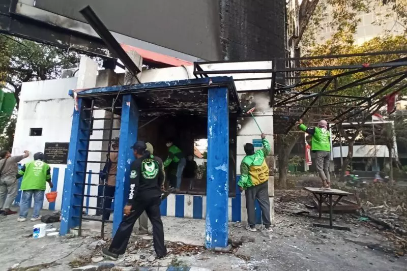 Driver ojol dan warga swadaya bersihkan puing pos polisi Surabaya Driver ojol dan warga swadaya bersihkan puing pos polisi Surabaya