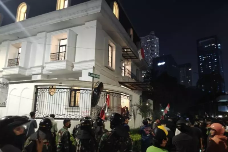 Penjagaan ketat oleh TNI dan Polisi di kediaman Eko Patrio Penjagaan ketat oleh TNI dan Polisi di kediaman Eko Patrio