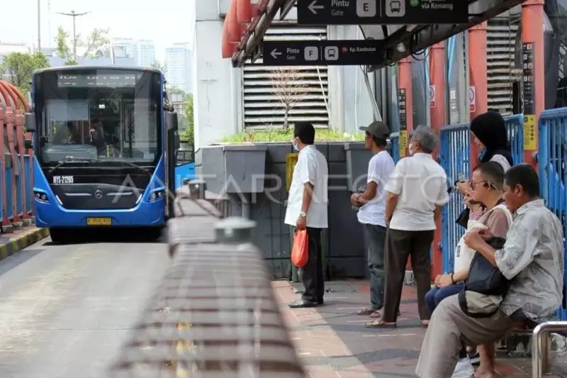 Transjakarta mulai buka layanan secara bertahap Transjakarta mulai buka layanan secara bertahap