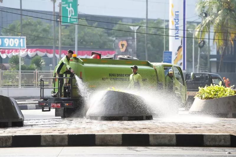 500 personel gabungan bersihkan sisa unjuk rasa di Palmerah 500 personel gabungan bersihkan sisa unjuk rasa di Palmerah