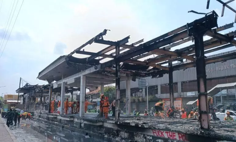 Pemkot Jakpus mulai bersihkan Halte Transjakarta Senen Pemkot Jakpus mulai bersihkan Halte Transjakarta Senen