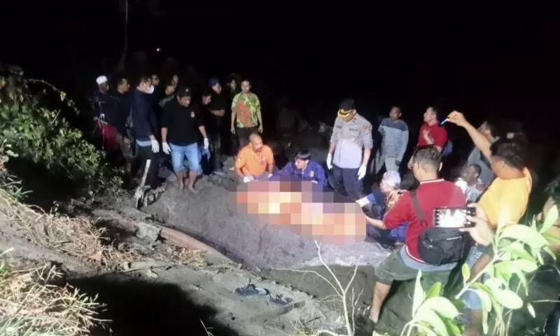 Polisi evakuasi jenazah WNA Spanyol ke RS Bhayangkara Mataram Polisi evakuasi jenazah WNA Spanyol ke RS Bhayangkara Mataram