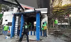 Driver ojol dan warga swadaya bersihkan puing pos polisi Surabaya Driver ojol dan warga swadaya bersihkan puing pos polisi Surabaya