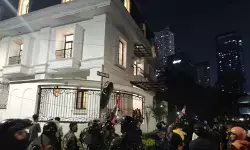 Penjagaan ketat oleh TNI dan Polisi di kediaman Eko Patrio Penjagaan ketat oleh TNI dan Polisi di kediaman Eko Patrio