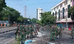 Petugas bersama TNI mulai bersih-bersih di kawasan Mako Brimob Kwitang Petugas bersama TNI mulai bersih-bersih di kawasan Mako Brimob Kwitang