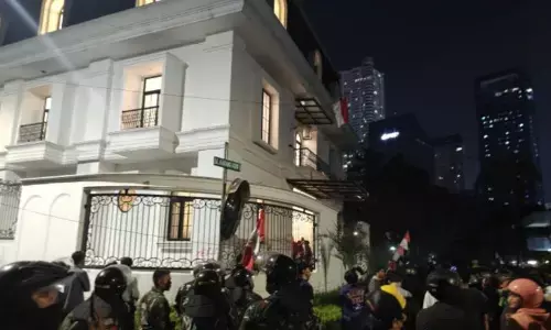 Penjagaan ketat oleh TNI dan Polisi di kediaman Eko Patrio Penjagaan ketat oleh TNI dan Polisi di kediaman Eko Patrio
