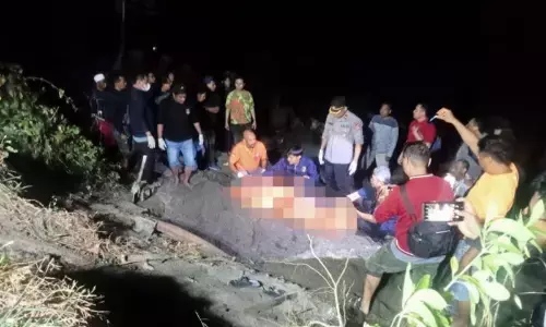 Polisi evakuasi jenazah WNA Spanyol ke RS Bhayangkara Mataram Polisi evakuasi jenazah WNA Spanyol ke RS Bhayangkara Mataram